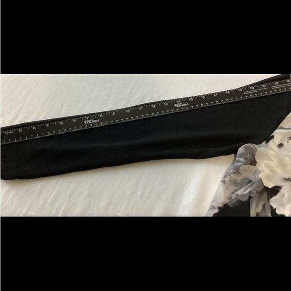 DKNYC Blouse Top Women’s Size Medium Color Black White Floral Pattern - Picture 6 of 10